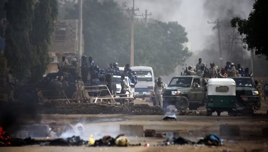 Sudanese forces are deployed around Khartoum's army headquarters on June 3, 2019 as they try to disperse Khartoum's sit-in. - At least two people were killed Monday as Sudan's military council tried to break up a sit-in outside Khartoum's army headquarters, a doctors' committee said as gunfire was heard from the protest site. (Photo by ASHRAF SHAZLY / AFP)