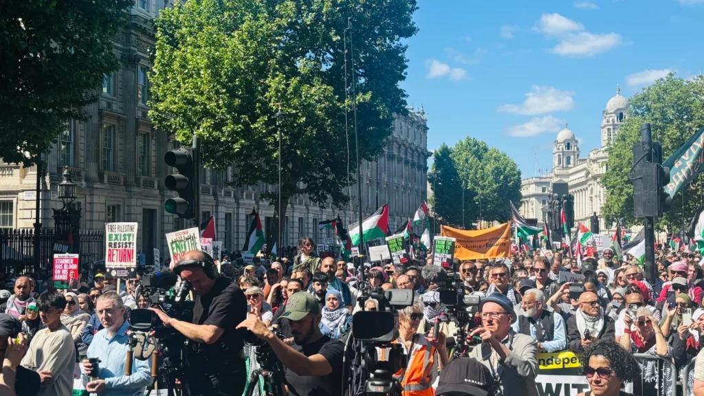 تظاهرات در حمایت از آٰرمان فلسطین، لندن، انگلستان

عکس: Middle East Eye