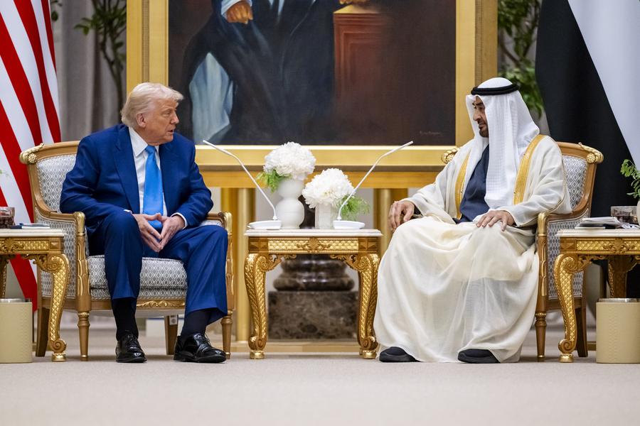 (250516) -- ABU DHABI, May 16, 2025 (Xinhua) -- President of the United Arab Emirates (UAE) Sheikh Mohamed bin Zayed Al Nahyan (R) meets with visiting U.S. President Donald Trump in Abu Dhabi, the United Arab Emirates, May 15, 2025. The United States on Thursday announced deals worth more than 200 billion U.S. dollars with the United Arab Emirates (UAE), not least those involving frontier technologies, aerospace, energy and critical minerals. (Emirates News Agency/Handout via Xinhua)