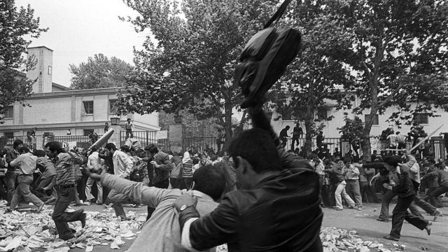 صحنه‌ای از «انقلاب فرهنگی» علیه دانشجویان چپ، دانشگاه تهران، اردیبهشت ۵۹

عکس از Getty Images