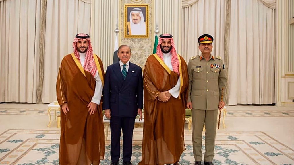 دیدار نخست‌وزیر و رئیس ستاد ارتش پاکستان با مقامات سعودی -  Copyright  AP Photo