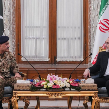 عاصم منیر (سمت چپ)، فرماندهٔ ارتش جموری اسلامی پاکستان، در دیدار با محمدباقر قالیباف، رئیس مجلس شورای اسلامی ایران در تهران.