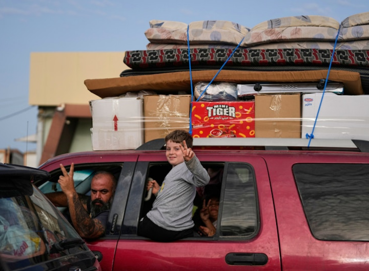 آوارگان در قاسمیه، در نزدیک شهر صور، در جنوب لبنان، هنگام بازگشت به روستایشان. جمعه ۱۷ آوریل ۲۰۲۶ (۲۸ فروردین ۱۴۰۵). 
عکس از خبرگزاری آسوشیتدپرس.