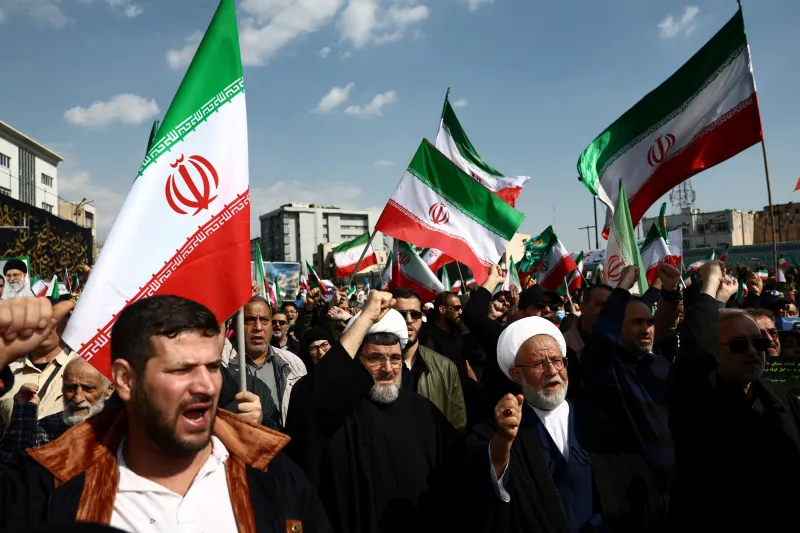 در مراسم تشییع جنازه‌ٔ یک فرمانده نظامی کشته‌شدهٔ ایران. تهران، آوریل ۲۰۲۶ (فروردین ۱۴۰۵).
عکس از مجید عسگری‌پور، خبرگزاری غرب آسیا، رویترز.