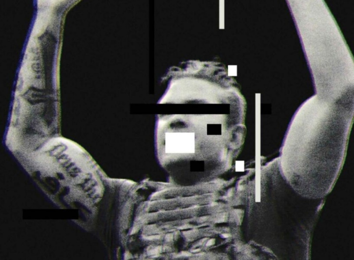 تصویر پیت هگست، وزیر جنگ آمریکا، که خال‌کوبی‌هایش را نشان می‌دهد. عکس از SIPA.