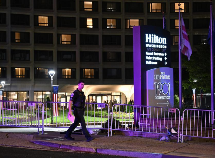 یک افسر پلیس در نزدیکی هتل هیلتون، جایی که مراسم شام خبرنگاران در کاخ سفید در واشنگتن دی سی، آمریکا، برگزار شد. ۲۵ آوریل ۲۰۲۶ (۵ اردیبهشت ۱۴۰۵).
عکس از شینهوا/لی روی.