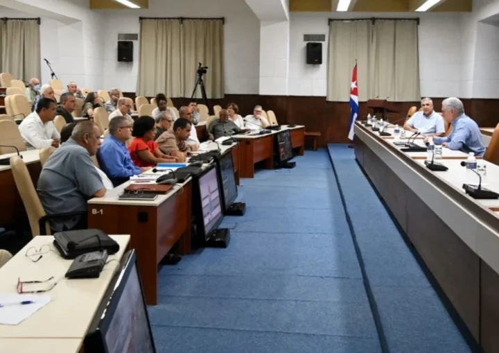 مهندسان کوبایی با استفاده از فناوری نوآورانه‌ٔ فراوری نفت خام سنگین که در داخل کشور طراحی و ابداع شده است یکی از پالایشگاه‌های آن کشور را اداره می‌کنند.