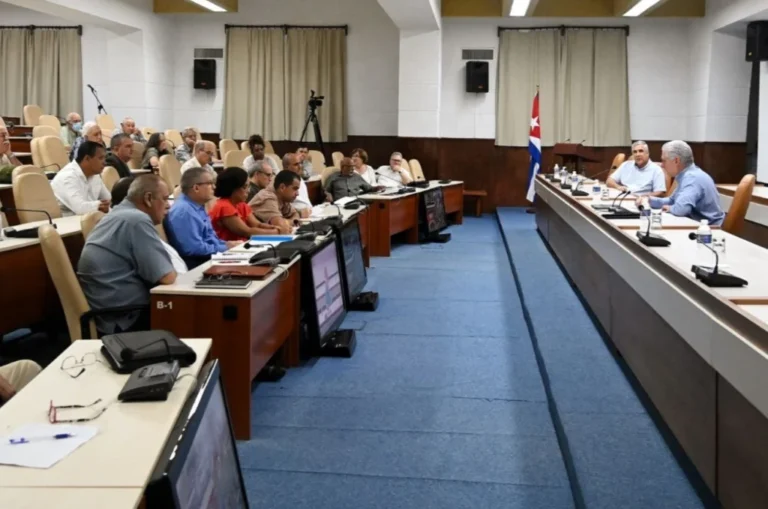 مهندسان کوبایی با استفاده از فناوری نوآورانه‌ٔ فراوری نفت خام سنگین که در داخل کشور طراحی و ابداع شده است یکی از پالایشگاه‌های آن کشور را اداره می‌کنند.