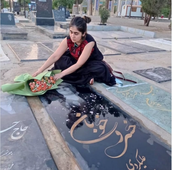 سپیده قلیان، بر سر مزار زنده‌یاد خسرو علیکردی، مشهد. شنبه ۹ خرداد ۱۴۰۵.

عکس از صفحهٔ اینستاگرام سپیده قلیان.