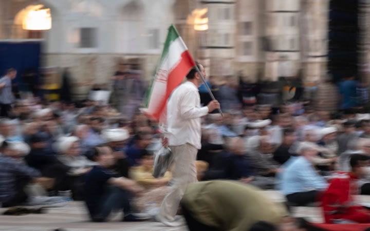 تجمع‌های خيابانی طرفداران جمهوری اسلامی در دورهٔ جنگ بی‌وقفه ادامه يافته است.  عکس از مرتضی نیکوبذل، نورفتو، شاتر استوک.