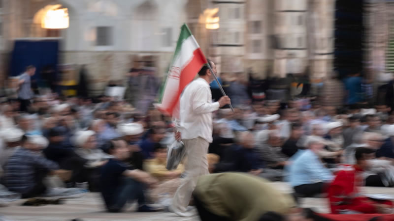 تجمع‌های خيابانی طرفداران جمهوری اسلامی در دورهٔ جنگ بی‌وقفه ادامه يافته است.  عکس از مرتضی نیکوبذل، نورفتو، شاتر استوک.