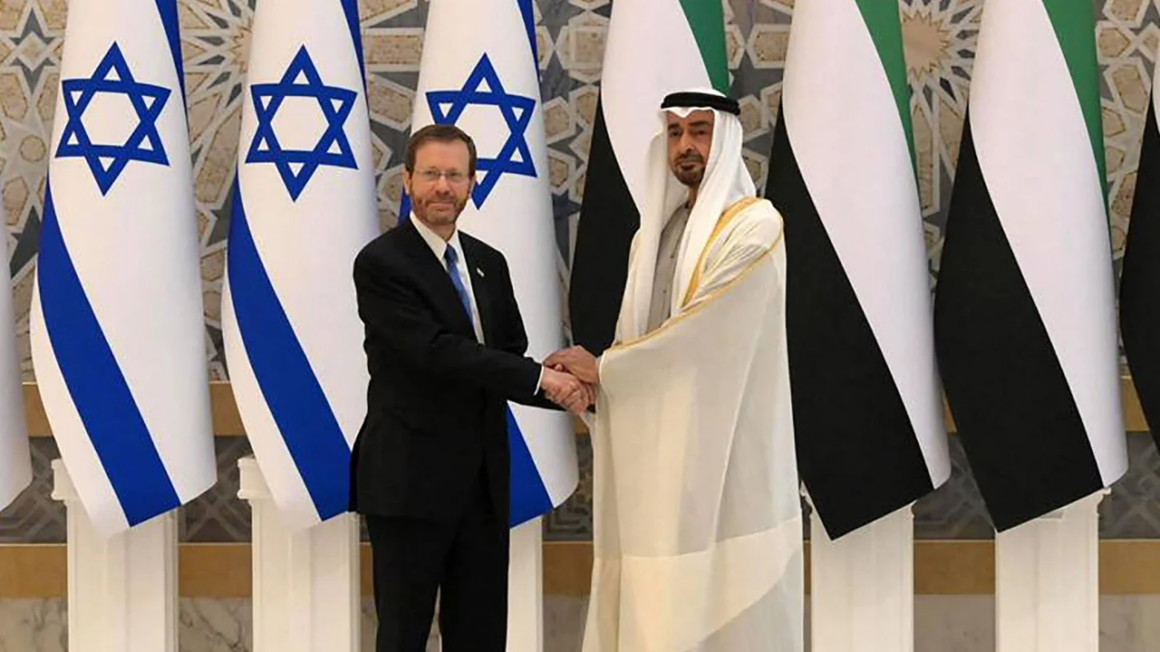 شیخ محمد بن زاید آل نهیان، ولیعهد ابوظبی، در جریان دیدار با رئیس‌جمهور اسرائیل در ابوظبی در ۳۰ ژانویه ۲۰۲۲ (خبرگزاری AFP)