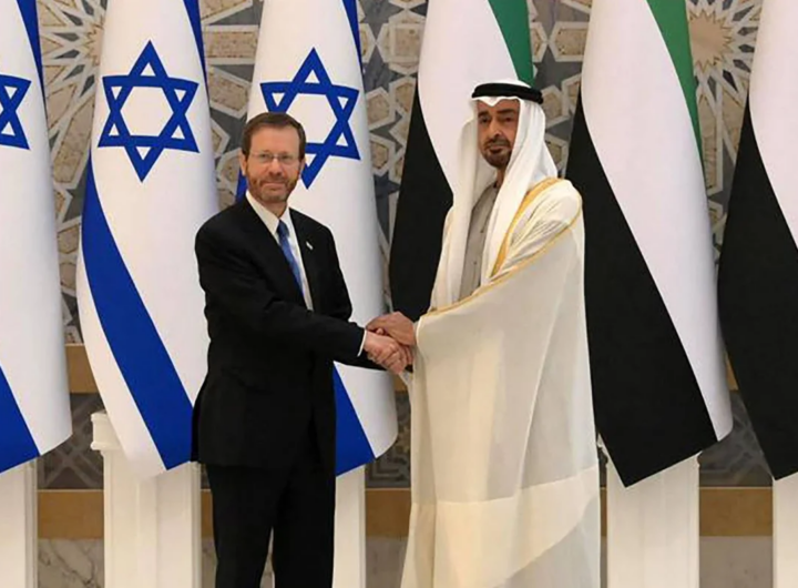 شیخ محمد بن زاید آل نهیان، ولیعهد ابوظبی، در جریان دیدار با رئیس‌جمهور اسرائیل در ابوظبی در ۳۰ ژانویه ۲۰۲۲ (خبرگزاری AFP)