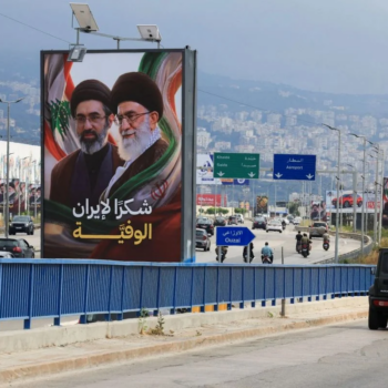 تابلوهای نمایش با شعار «سپاس از ایران وفادار» در مسیر فرودگاه بیروت.
عکس از  محمد آذاکر/رویترز