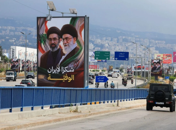 تابلوهای نمایش با شعار «سپاس از ایران وفادار» در مسیر فرودگاه بیروت.
عکس از  محمد آذاکر/رویترز