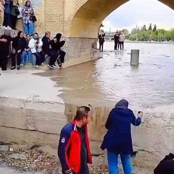 جاری شدن آب در زاینده‌رود و رسیدن آب به اصفهان. میانهٔ خرداد ۱۴۰۵.

عکس از شبکه‌های اجتماعی.