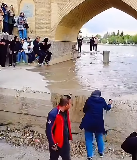 جاری شدن آب در زاینده‌رود و رسیدن آب به اصفهان. میانهٔ خرداد ۱۴۰۵.

عکس از شبکه‌های اجتماعی.