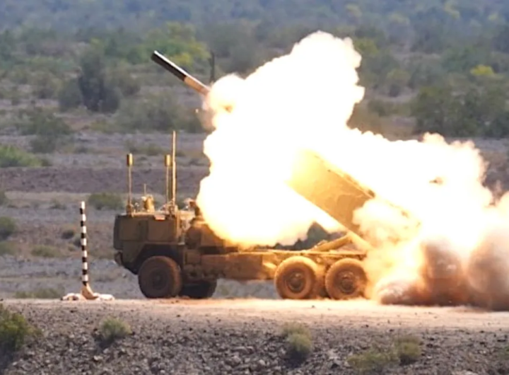 پرتابگر هیمارس (HIMARS) ارتش آمریکا در حال پرتاب موشک دوربُرد. عکس از the war zone.
