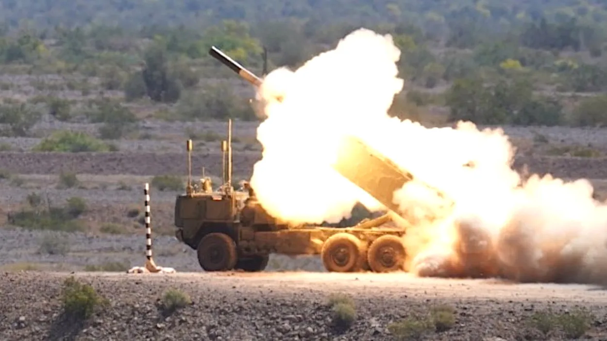 پرتابگر هیمارس (HIMARS) ارتش آمریکا در حال پرتاب موشک دوربُرد. عکس از the war zone.