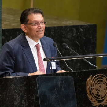 خلیل الرحمان، وزیر امور خارجی بنگلادش، رئیس تازهٔ مجمع عمومی سازمان ملل متحد، در نشست عمومی در مقر این سازمان در نیویورک سخنرانی می‌کند. عکس از اسکندر دببه/آسوشیتد پرس.