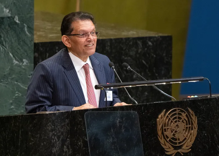 خلیل الرحمان، وزیر امور خارجی بنگلادش، رئیس تازهٔ مجمع عمومی سازمان ملل متحد، در نشست عمومی در مقر این سازمان در نیویورک سخنرانی می‌کند. عکس از اسکندر دببه/آسوشیتد پرس.