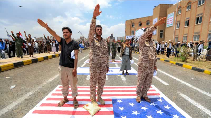 حوثی‌های يمن هم وارد جنگ شدند. تظاهرات در محوطهٔ دانشگاه صنعا در یمن در حمايت از حوثی‌ها. روز پنجشنبه حوثی‌ها ادعا کردند به دو نفت‌کش سعودی در دریای سرخ حمله کرده‌اند. عکس از محمد حویس/خبرگزاری فرانسه/گتی ایمیج.