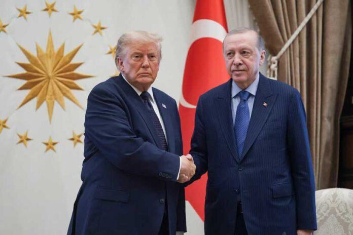 ‏دونالد ترامپ، رئیس‌جمهور آمریکا، و رجب طیب اردوغان، رئیس‌جمهور ترکیه، پیش از شرکت در نشست ناتو، در مقر ریاست‌جمهوری در آنکارا، ترکیه، ۷ ژوئیه ۲۰۲۶ (۱۶ تیر ۱۴۰۵). عکس از رویترز؛ جاناتان ارنست‏.