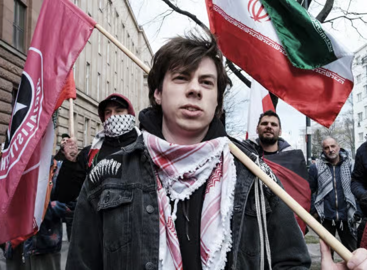تظاهرات و راه‌پیمایی طرفداران فلسطین در ورشو، لهستان. ۱۱ آوریل ۲۰۲۶ (فروردین ۱۴۰۵). شرکت‌کنندگان به اقدامات نظامی اسرائیل، ایران، و لبنان اعتراض می‌کنند و همچنین مخالفتشان را با امپریالیسم آمریکا و درگیری احتمالی با ایران ابراز می‌دارند. 
عکس از Piotr Lapinski/ منبع: AFP.