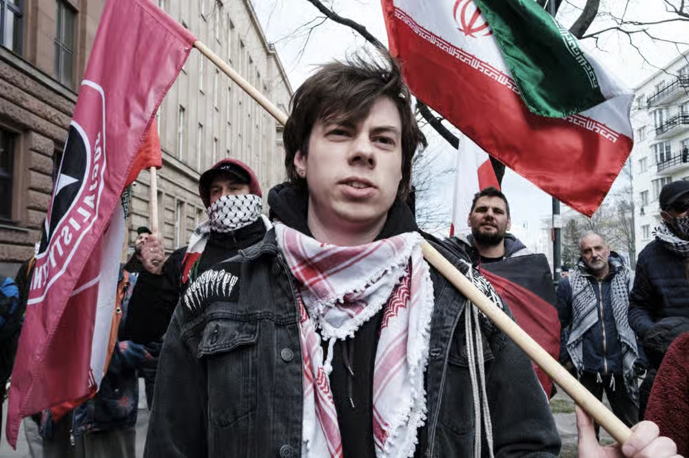 تظاهرات و راه‌پیمایی طرفداران فلسطین در ورشو، لهستان. ۱۱ آوریل ۲۰۲۶ (فروردین ۱۴۰۵). شرکت‌کنندگان به اقدامات نظامی اسرائیل، ایران، و لبنان اعتراض می‌کنند و همچنین مخالفتشان را با امپریالیسم آمریکا و درگیری احتمالی با ایران ابراز می‌دارند. 
عکس از Piotr Lapinski/ منبع: AFP.