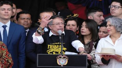 گوستاوو پترو، رئیس‌جمهور کلمبیا، در مراسم رژهٔ نظامی روز استقلال در بوگوتا، پایتخت کلمبیا.