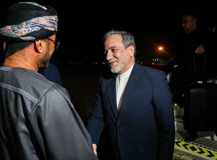 عباس عراقچی، وزیر امور خارجه ایران، در فرودگاه مسقط با بدر بن حمد البوسعیدی، وزیر امور خارجه عمان، دیدار و گفت‌وگو می‌کند. ۲۲ ژوئن ۲۰۲۶ (۱ تیر ۱۴۰۵).
عکس از Hamed Malekpour / Middle East Images / AFP via Getty Images.