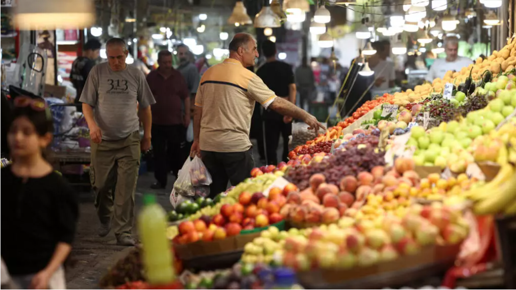 فردی در حال خرید کردن در بازاری محلی در تهران، ایران؛ ۱ شهریور ۱۴۰۵.
عکس از  via REUTERS - Majid Asgaripour