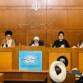 (تصویر آرشیوی افزودهٔ اندیشهٔ نو است؛ هیئت‌رئیسهٔ مجلس خبرگان رهبری جمهوری اسلامی)