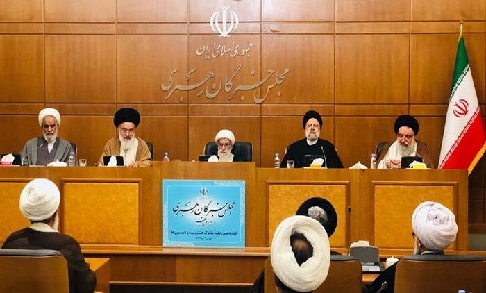(تصویر آرشیوی افزودهٔ اندیشهٔ نو است؛ هیئت‌رئیسهٔ مجلس خبرگان رهبری جمهوری اسلامی)