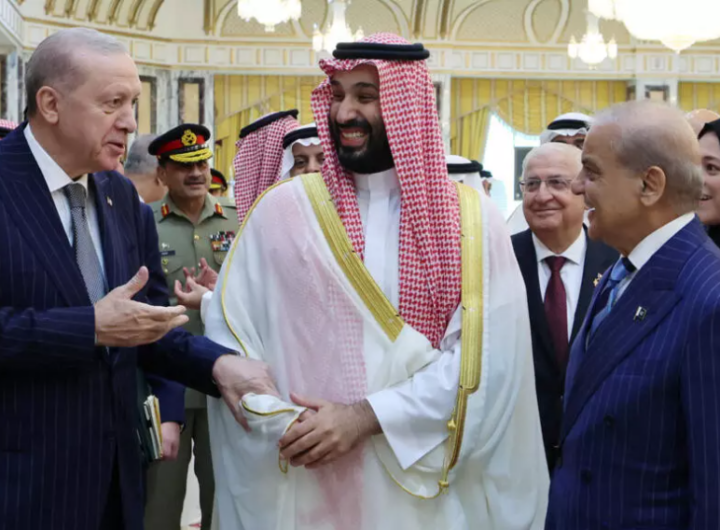 رجب طیب اردوغان، رئیس‌جمهور ترکیه، محمد بن سلمان، ولیعهد عربستان سعودی، و شهباز شریف، نخست‌وزیر پاکستان، پس از امضای توافق‌نامهٔ دفاعی مشترک در مکه، عربستان سعودی، ۷ اوت ۲۰۲۶ (۱۶ مرداد ۱۴۰۵). 
عکس از via REUTERS - Murat Cetinmuhurdar/PPO