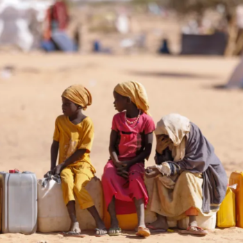 کودکان سودانی در اردوگاه پناهندگان در اور کاسونی، در کشور چاد، منتظر دریافت آب هستند. ۲۳ فوریه ۲۰۲۶ (۴ بهمن ۱۴۰۴).
عکس از دن کیت وود/گتی.