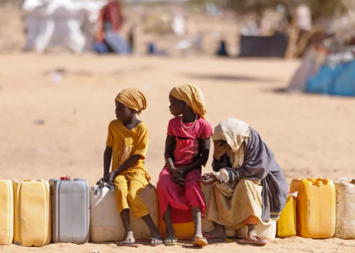 کودکان سودانی در اردوگاه پناهندگان در اور کاسونی، در کشور چاد، منتظر دریافت آب هستند. ۲۳ فوریه ۲۰۲۶ (۴ بهمن ۱۴۰۴).
عکس از دن کیت وود/گتی.