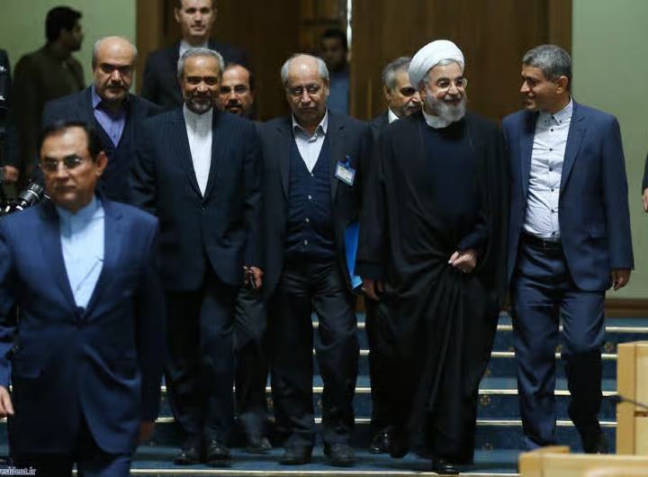 مسعود نیلی در کنار حسن روحانی، نوبخت، طیب‌نیا، و دیگر اعضای کابینهٔ دولت یازدهم.