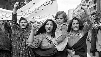 تصویر از کریستین اسپنگلر (Christine Spengler)، عکاس مشهور فرانسوی از روزهای انقلاب ایران.
