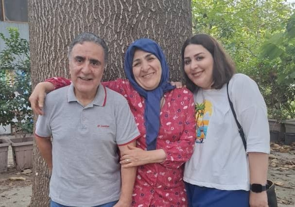 مصطفی تاج‌زاده در مرخصی، در کنار همسرش فخرالسادات محتشمی‌پور (وسط) و دخترش فاطمه.
