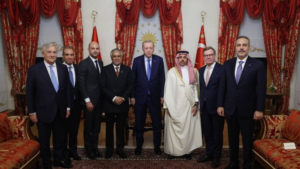 ‏رجب طیب اردوغان، رئیس‌جمهور ترکیه، روز جمعه جمعی از وزریران خارجه را که در نشست وزیران خارجه R4+E3 در استانبول شرکت داشتند، از جمله دیپلمات ارشد ایتالیا، در دفتر ریاست جمهوری دولماباغچه پذیرفت.‏ عکس از ilkha.com