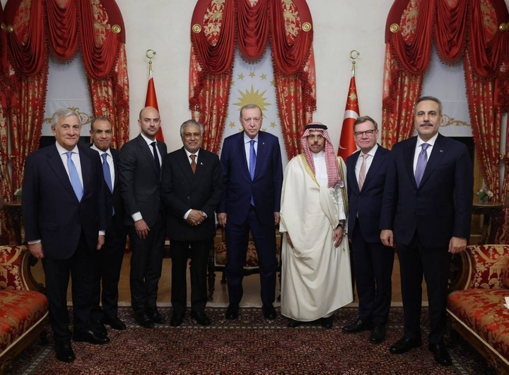 ‏رجب طیب اردوغان، رئیس‌جمهور ترکیه، روز جمعه جمعی از وزریران خارجه را که در نشست وزیران خارجه R4+E3 در استانبول شرکت داشتند، از جمله دیپلمات ارشد ایتالیا، در دفتر ریاست جمهوری دولماباغچه پذیرفت.‏ عکس از ilkha.com