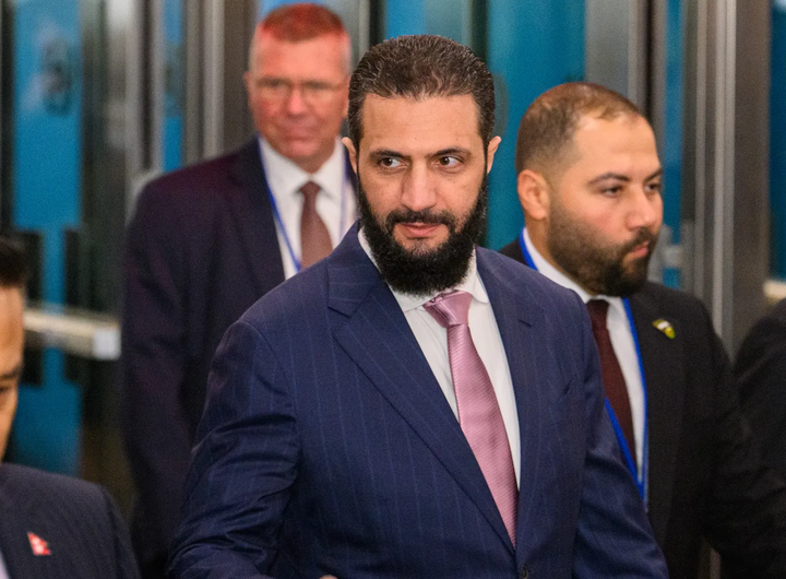 احمد الشرع، رئیس‌جمهور موقت سوریه، در تاریخ ۲۲ سپتامبر (۳۱ شهریور) در مجمع عمومی سازمان ملل متحد حضور یافت. عکس از الکسی جی. روزنفیلد/گتی ایمجز.